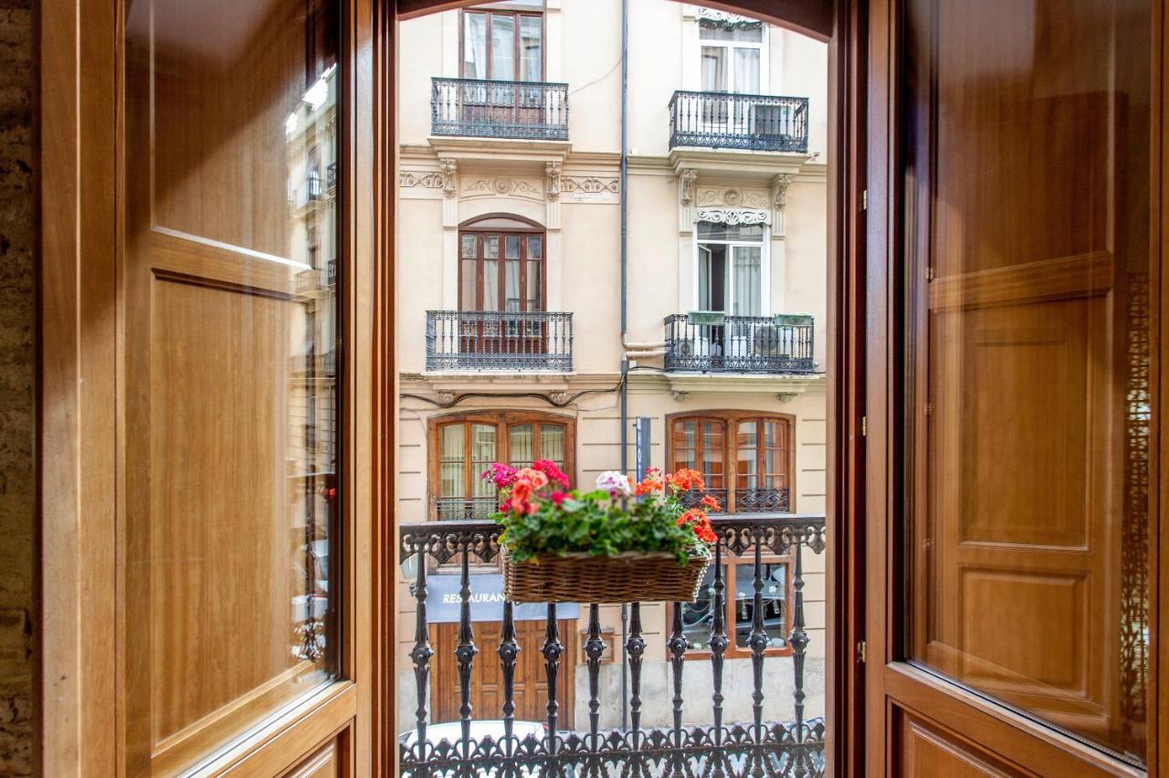 Luxurious & Alluring Home In Historic Town Валенсия Екстериор снимка