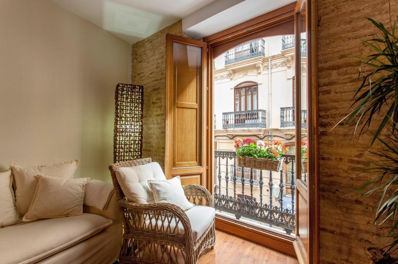 Luxurious & Alluring Home In Historic Town Валенсия Екстериор снимка