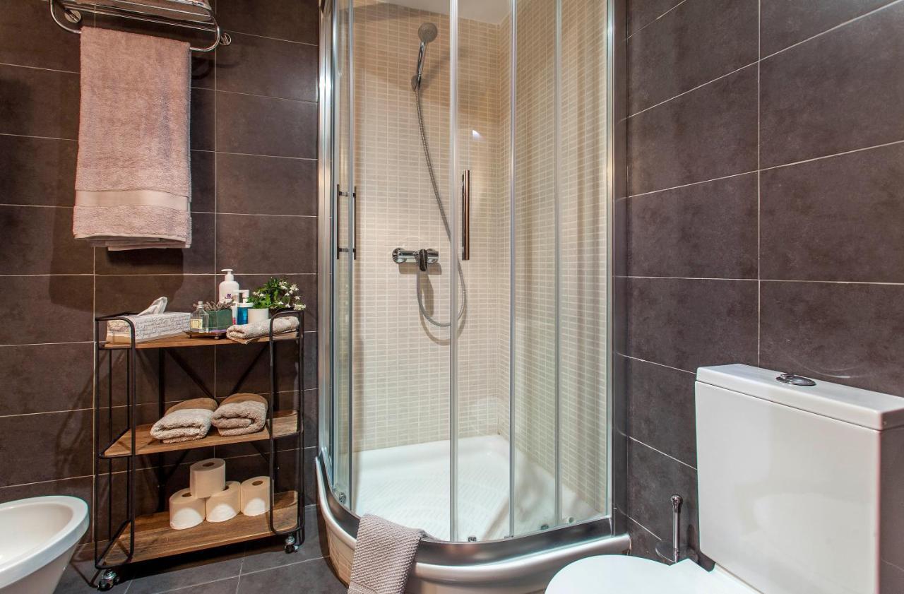 Luxurious & Alluring Home In Historic Town Валенсия Екстериор снимка