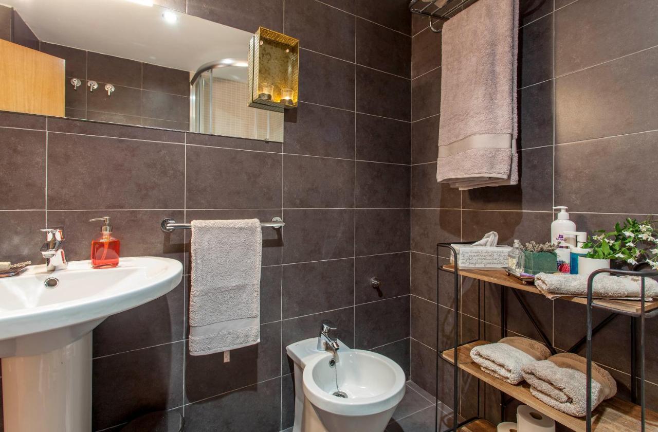 Luxurious & Alluring Home In Historic Town Валенсия Екстериор снимка