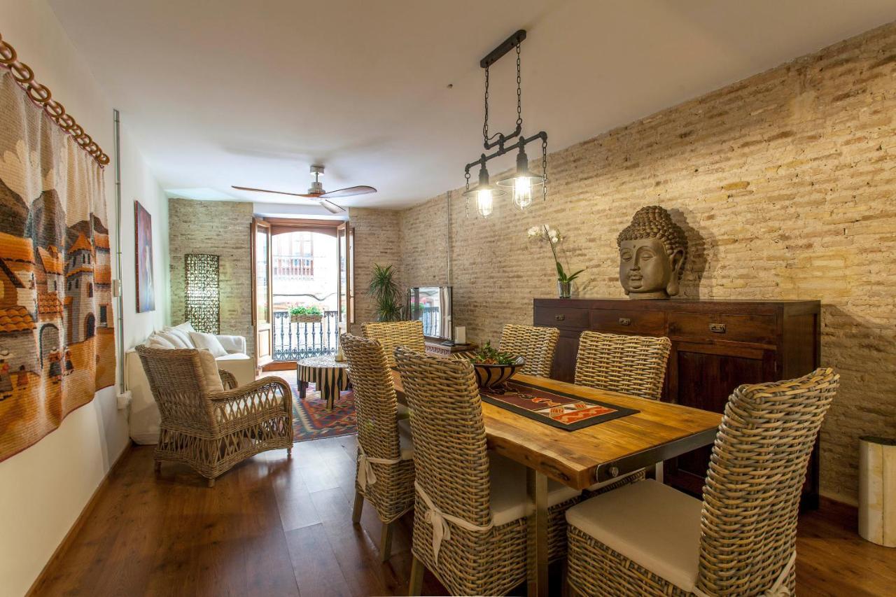 Luxurious & Alluring Home In Historic Town Валенсия Екстериор снимка