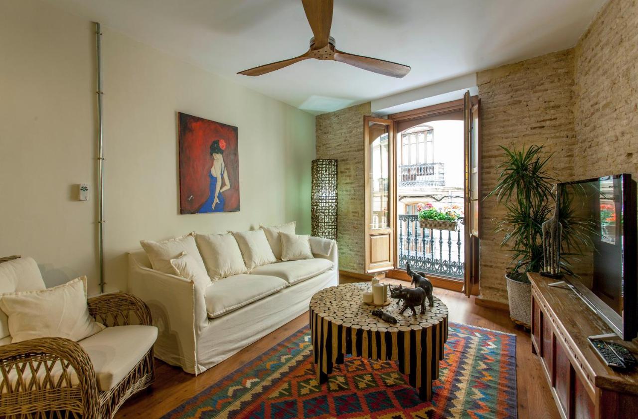 Luxurious & Alluring Home In Historic Town Валенсия Екстериор снимка